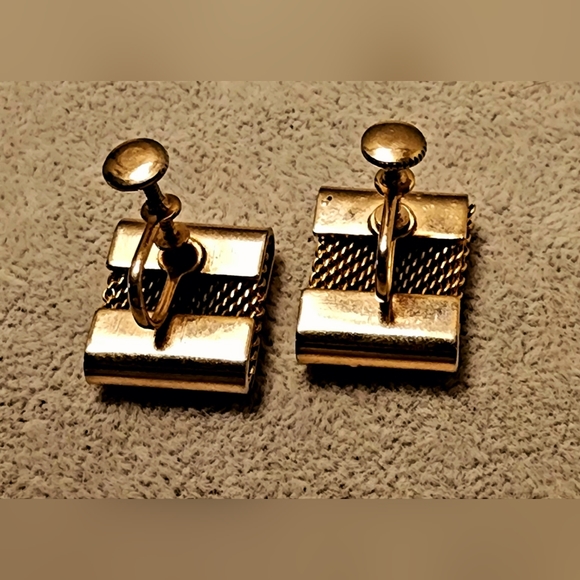 1970s gold tone mesh screwback earrings - Picture 3 of 5